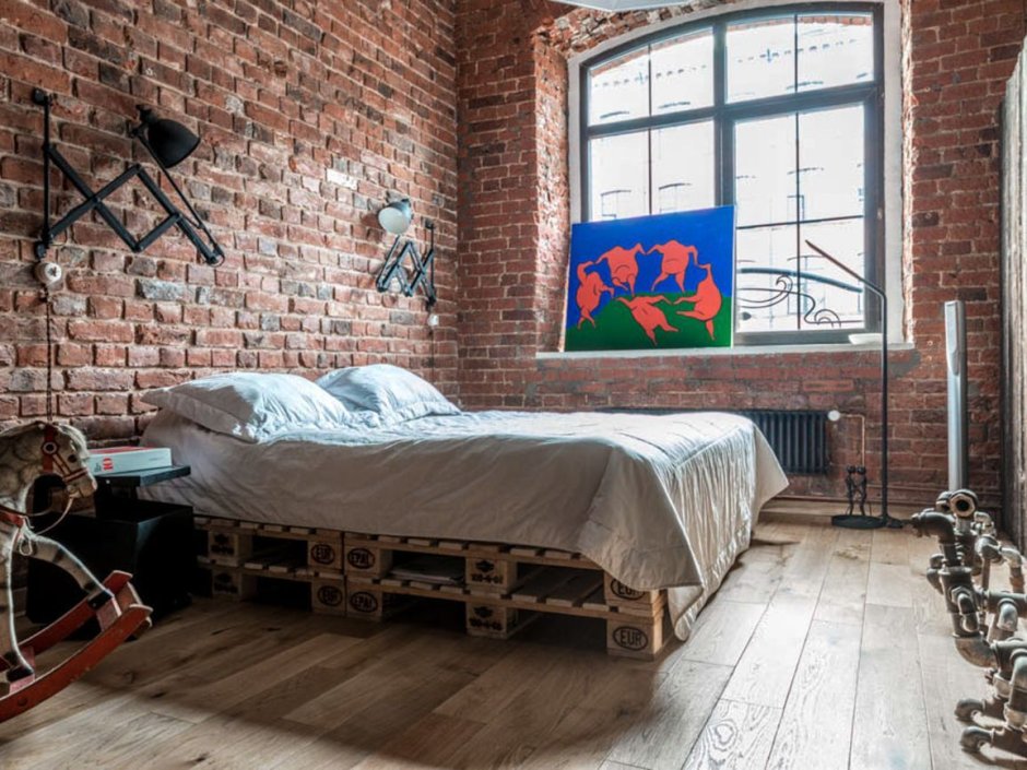 Кровать из европаллетов в лофт стиле