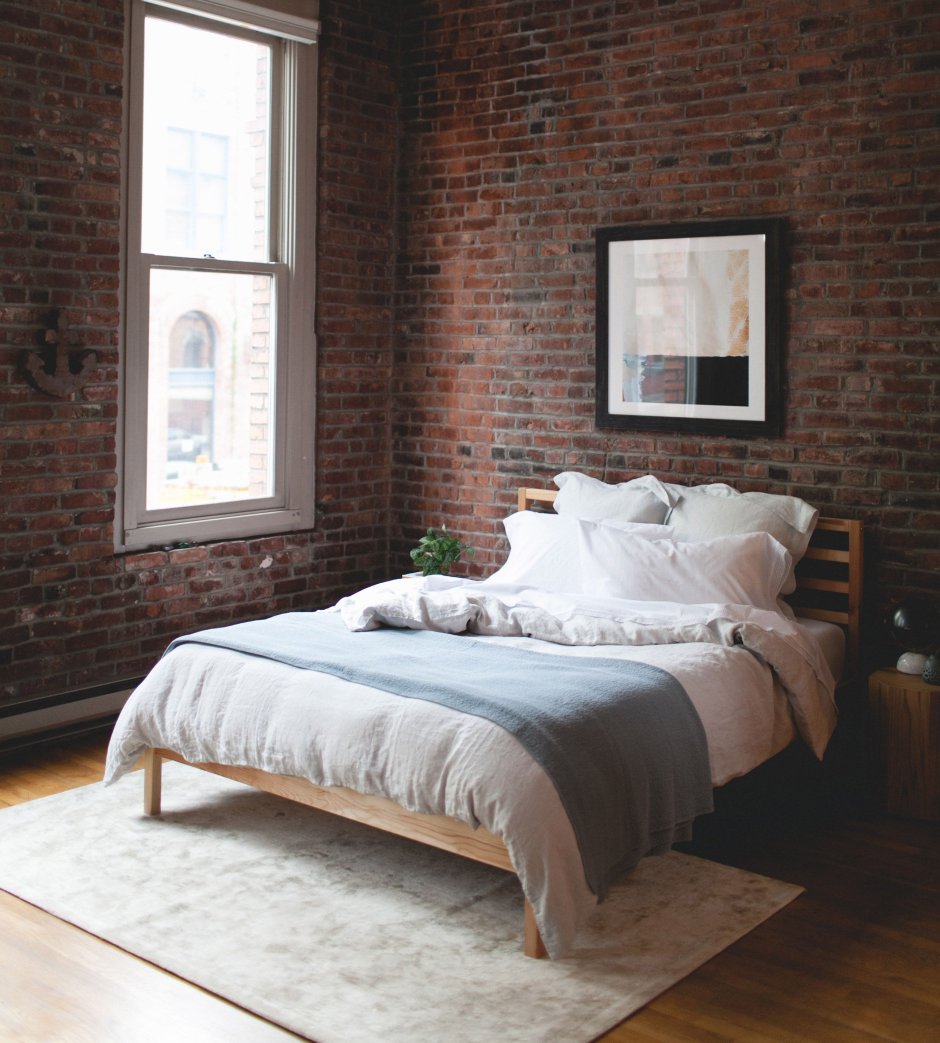 Стена под кирпич в спальне