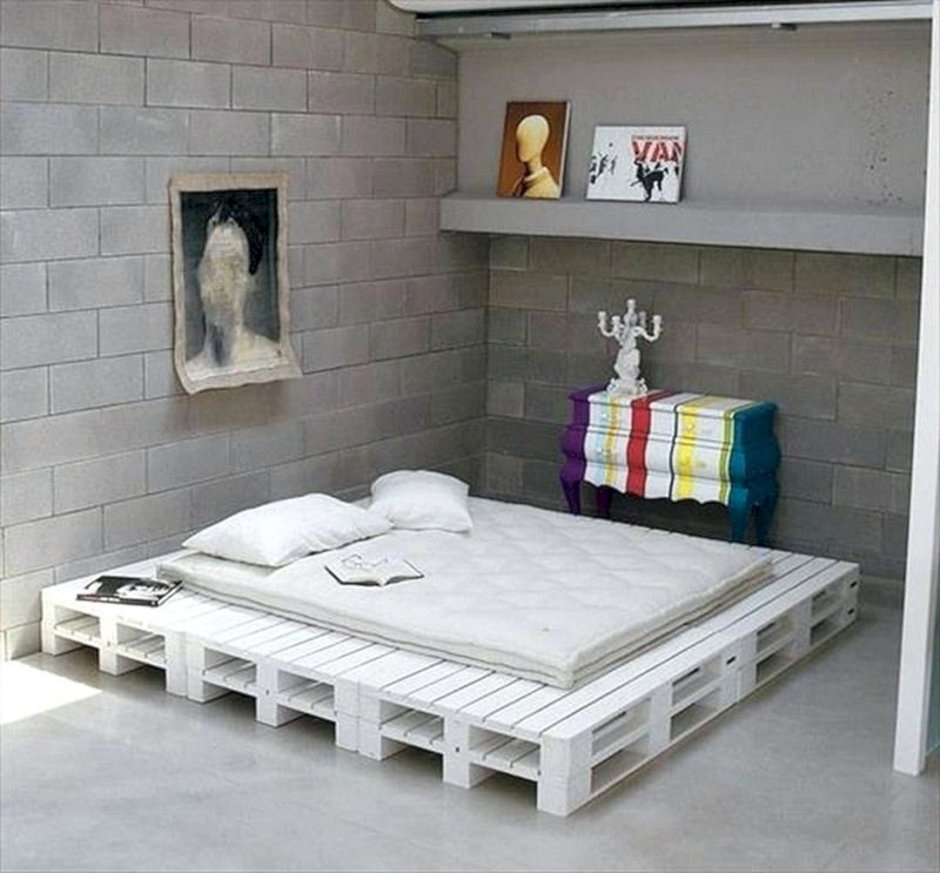 Кровать из европаллетов в лофт стиле