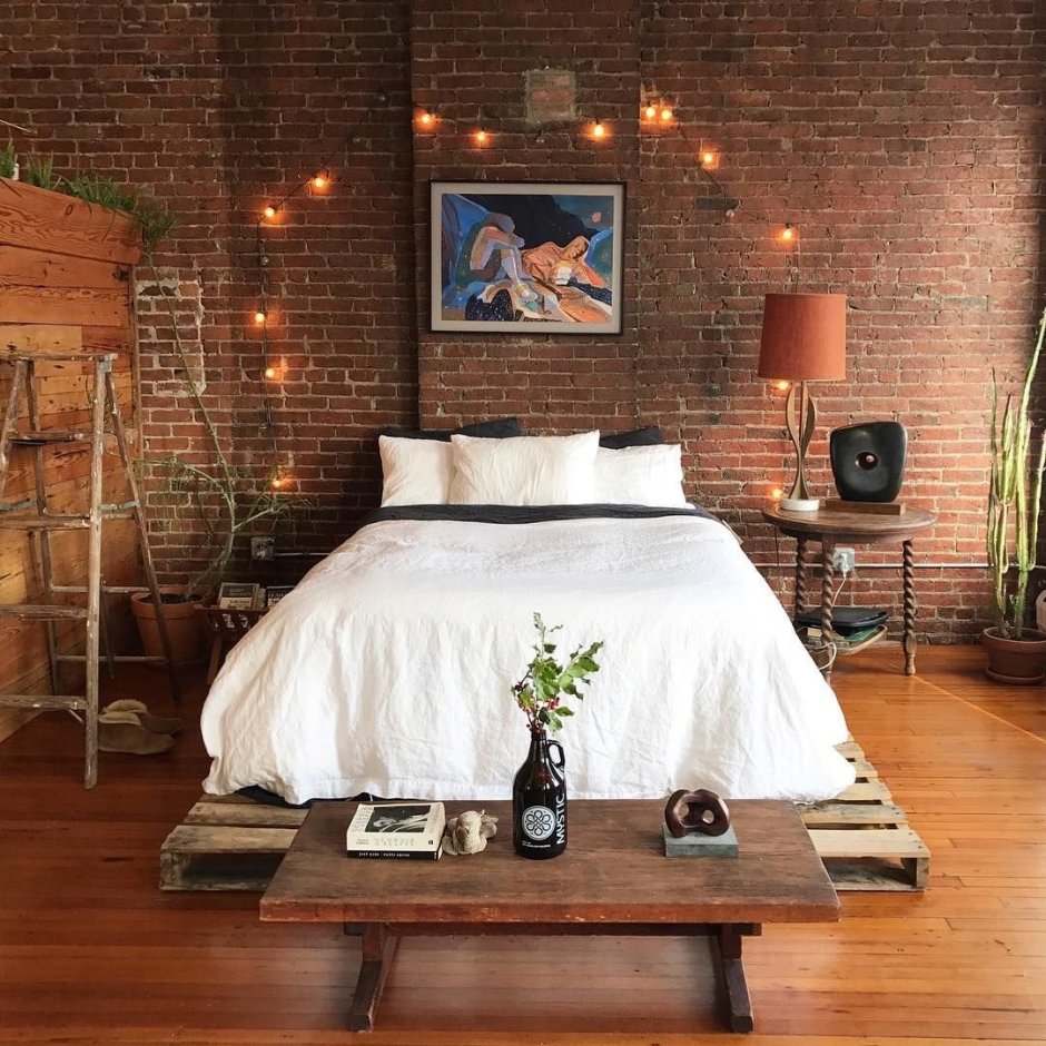 Спальня лофт с кирпичной стеной