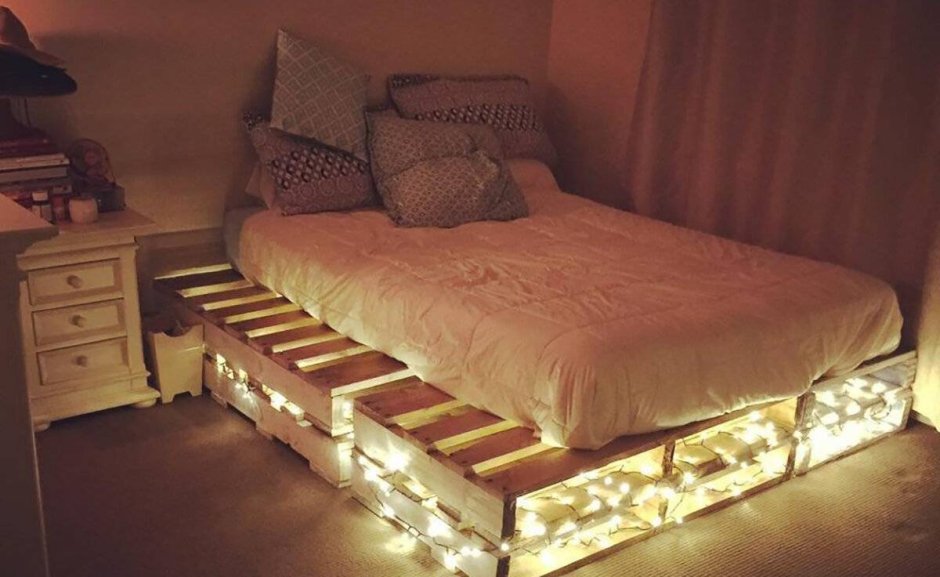 Двуспальная кровать из поддонов