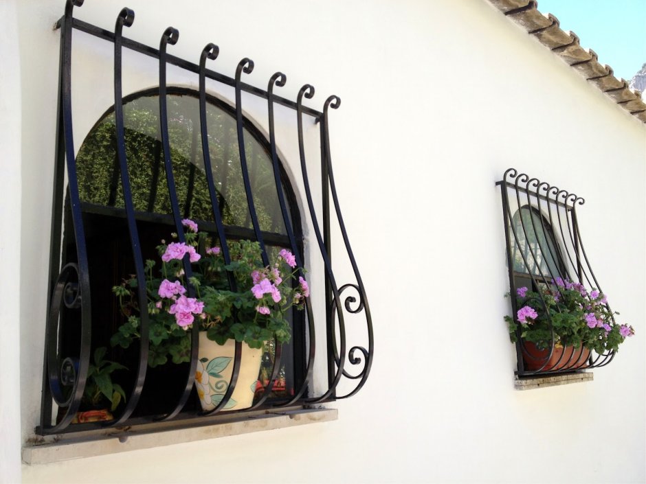 Кованые цветочницы на мансардные окна