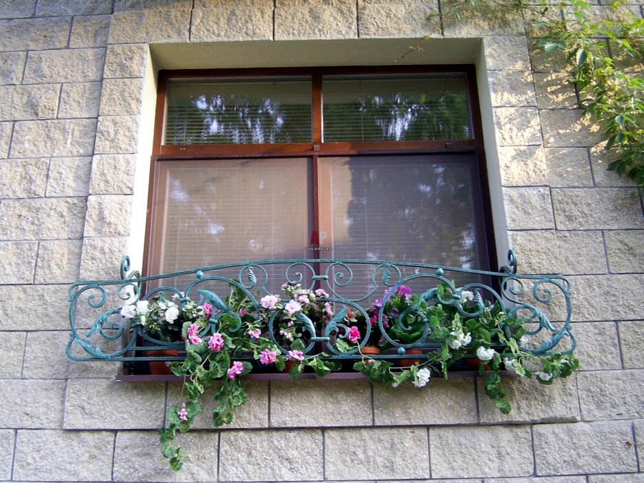 Кованый французский балкон для цветов