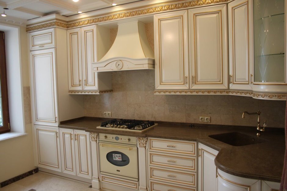 Кухня бежевая с золотой патиной