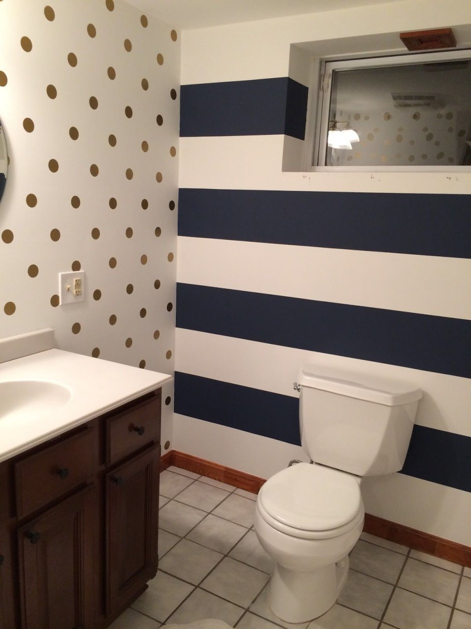 Полосатые стены в ванной