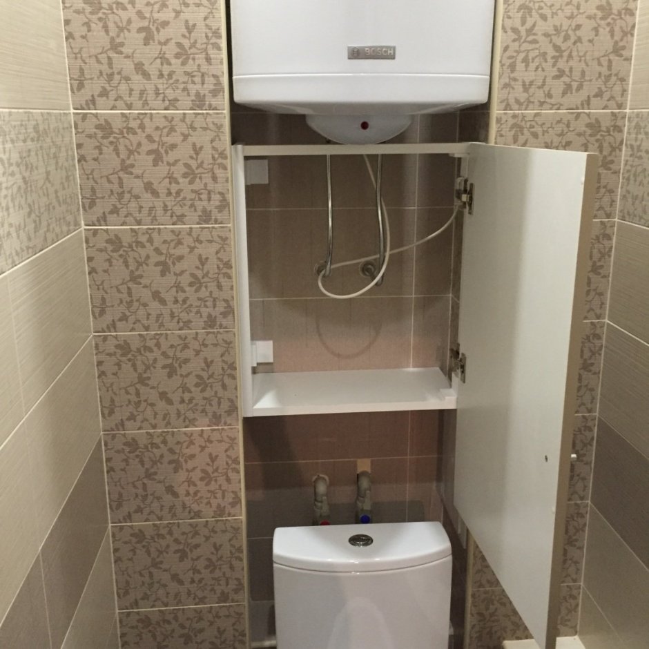 Водонагреватель в шкафу в туалете