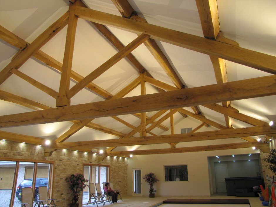 Крыша с балками деревянными