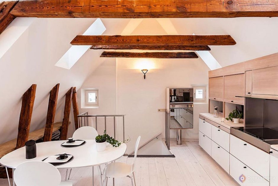 Потолочные балки на мансарде