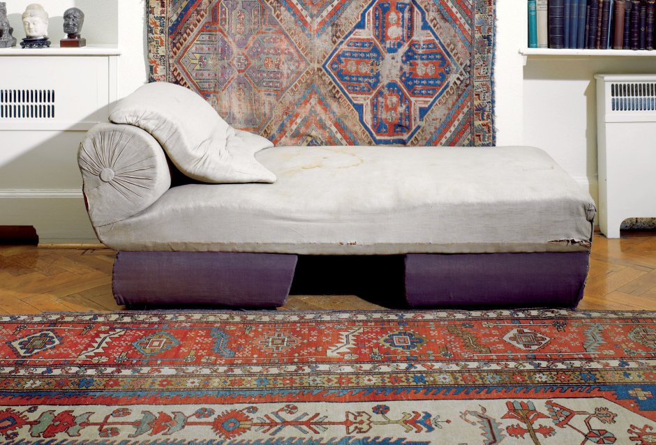 Клиент лежит на кушетке