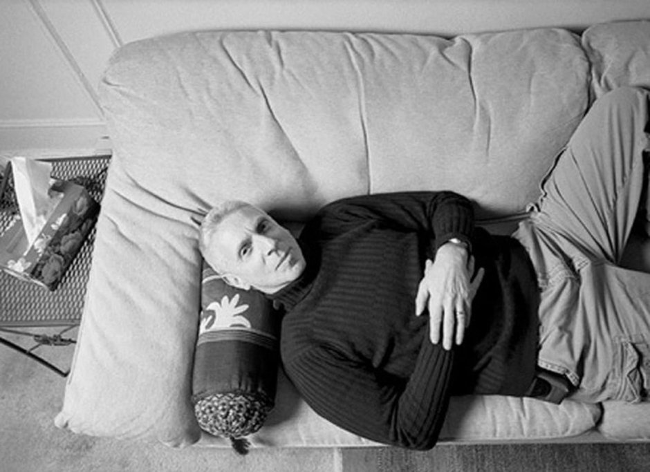 Психолог сидит