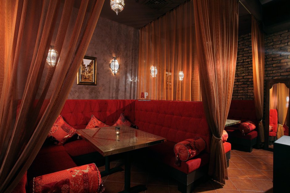 Красивый ресторан с кабинками