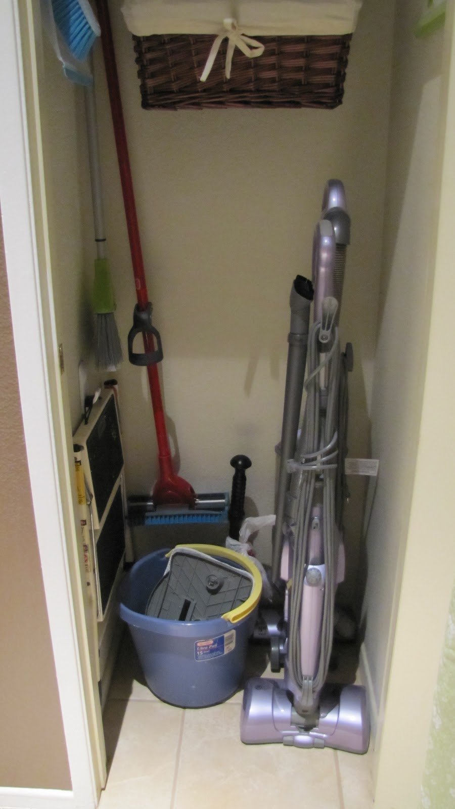 Шкаф для хранения пылесоса и швабры