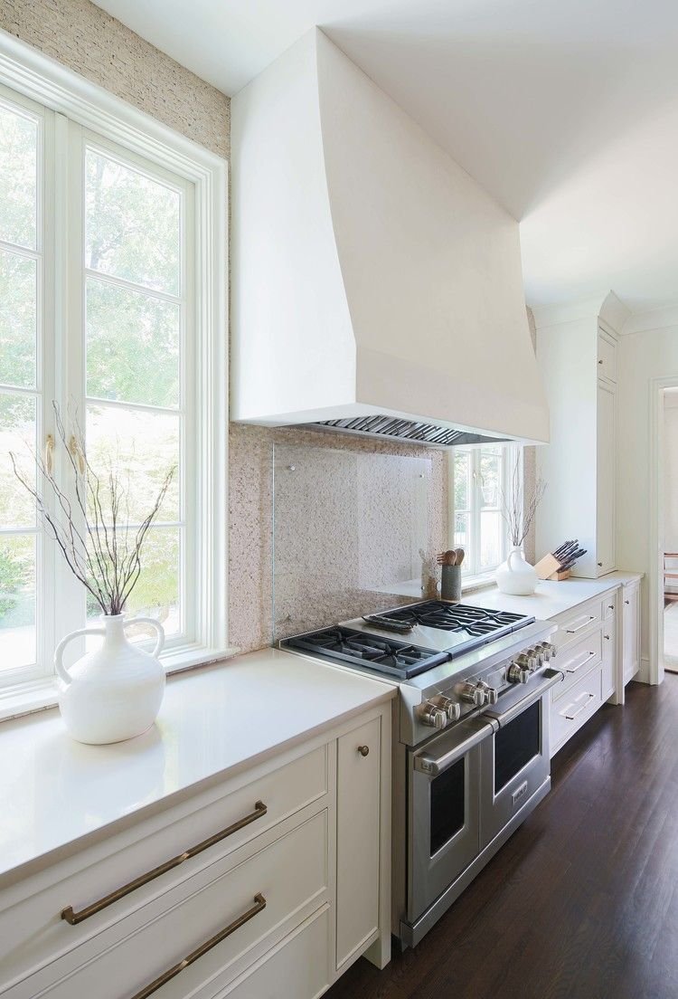 Плита у окна на кухне