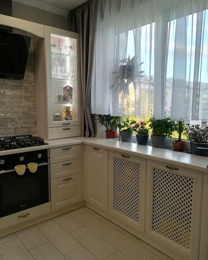 Планировка кухни с балконом и окном