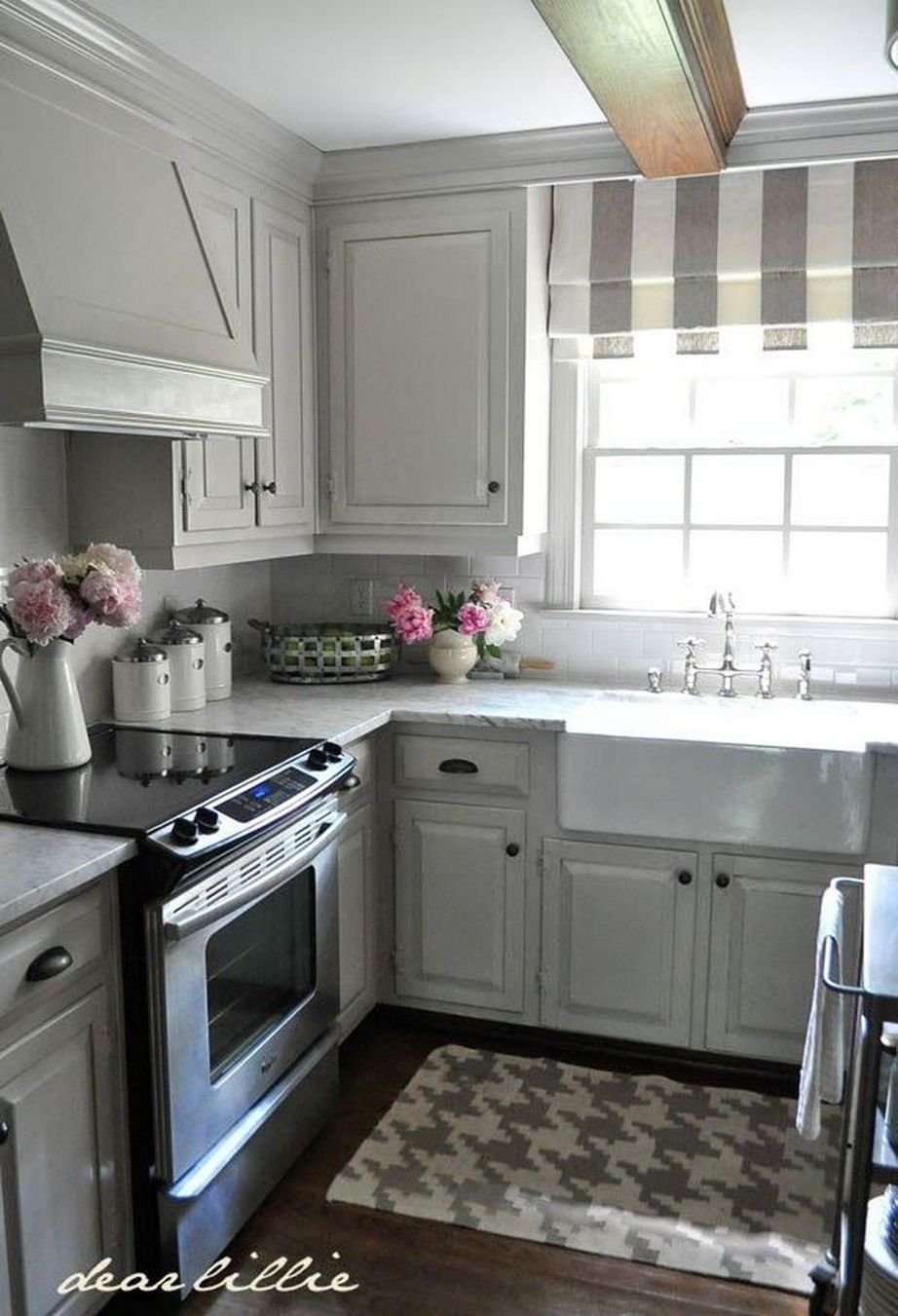 Кухонный гарнитур со столешницей у окна