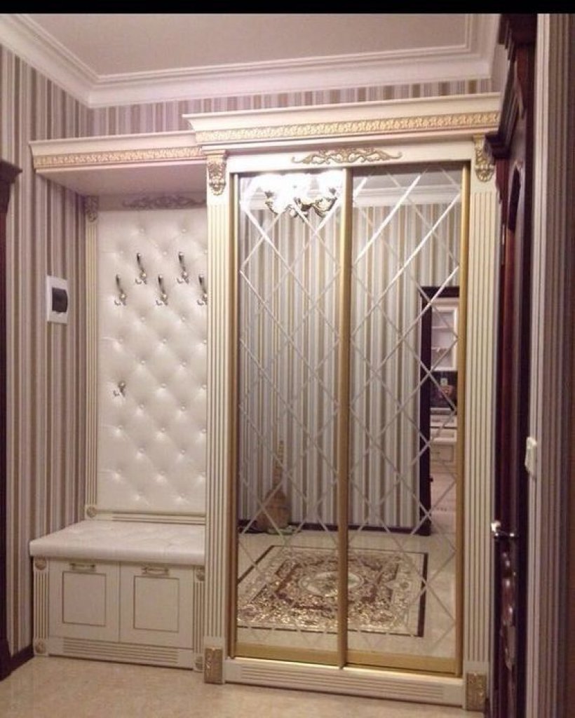 Шкаф в прихожую в классическом стиле