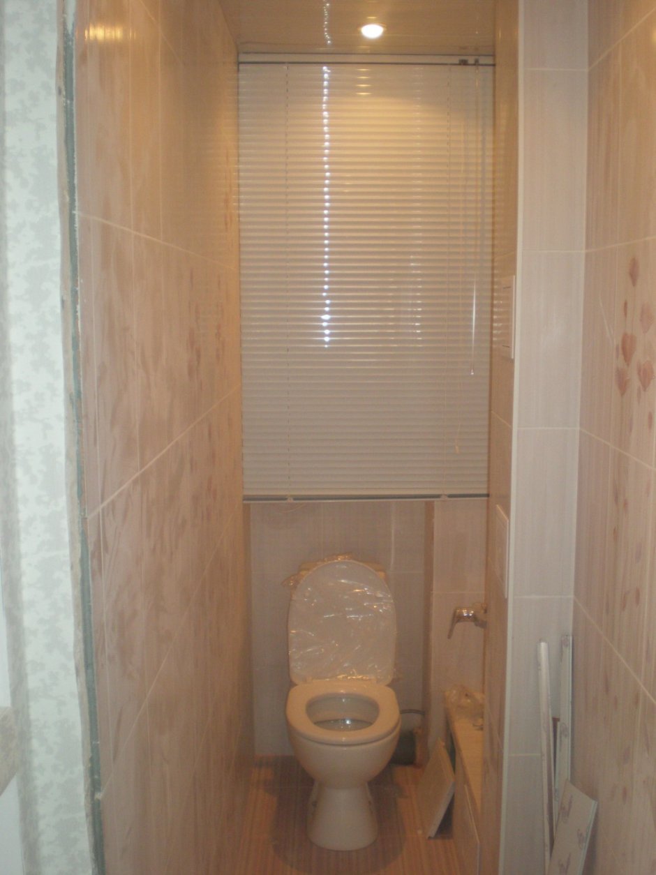 Водонагреватель в шкафу в туалете