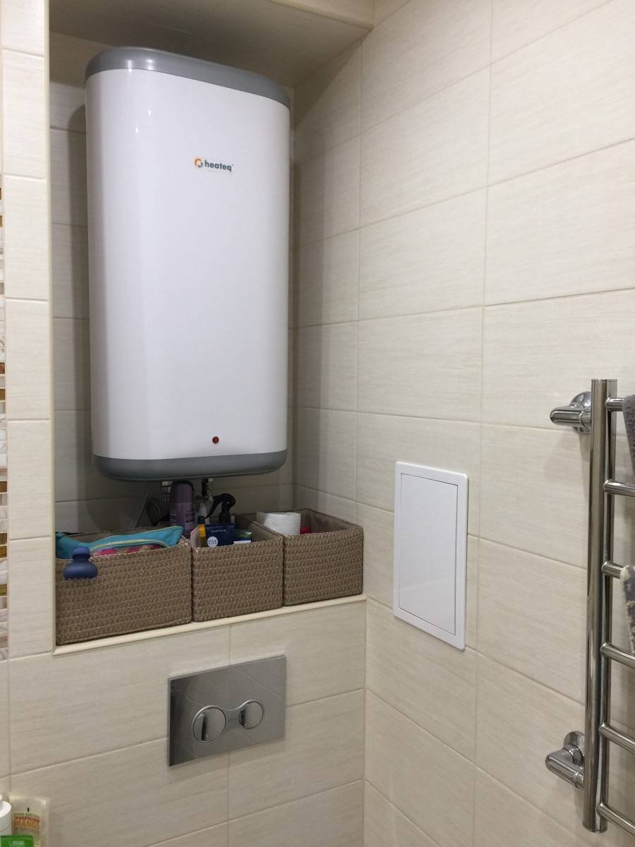 Водонагреватель в шкафу в туалете