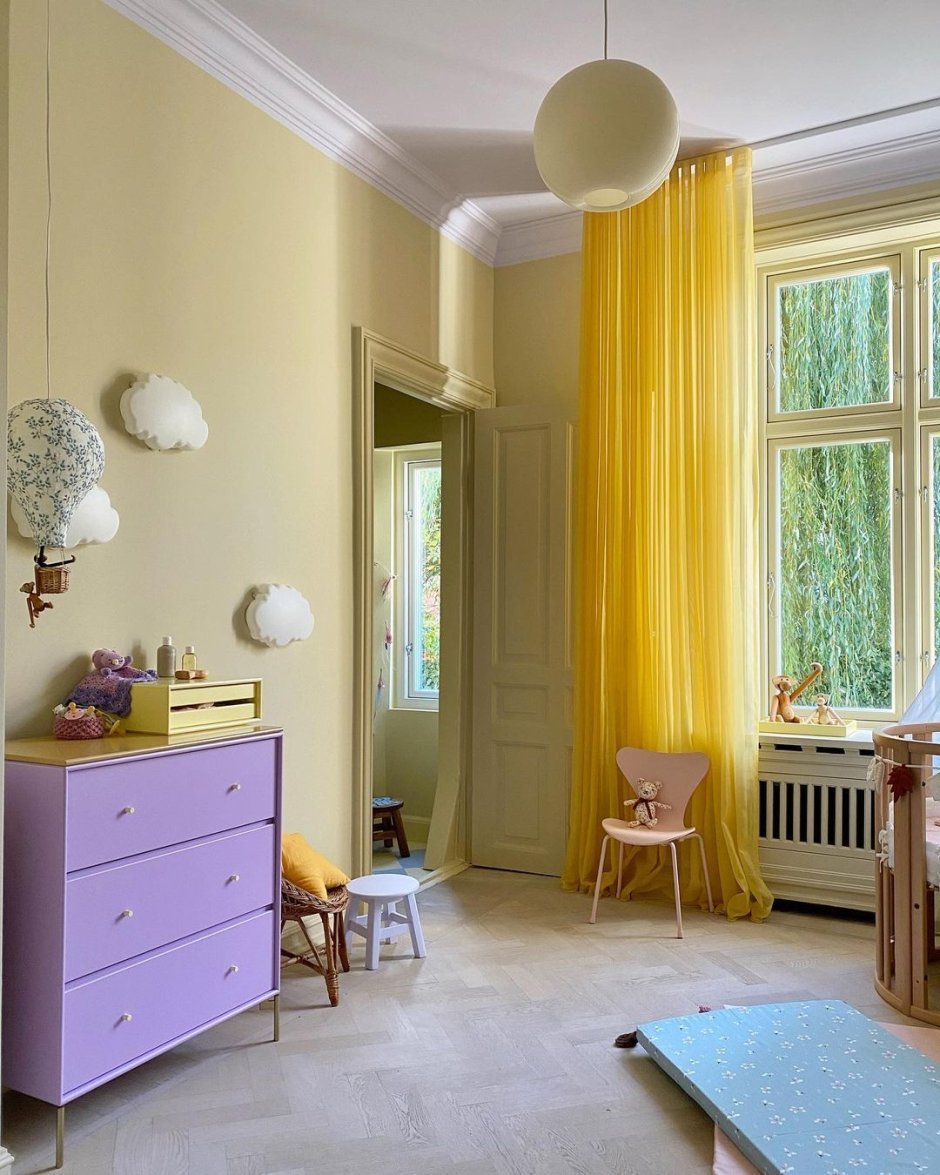 Комната с желтыми шторами