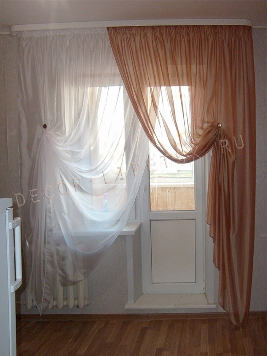 Тюль в спальню с балконной дверью