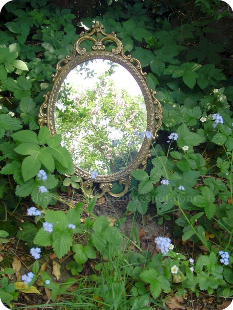 Зеркальная стена в саду