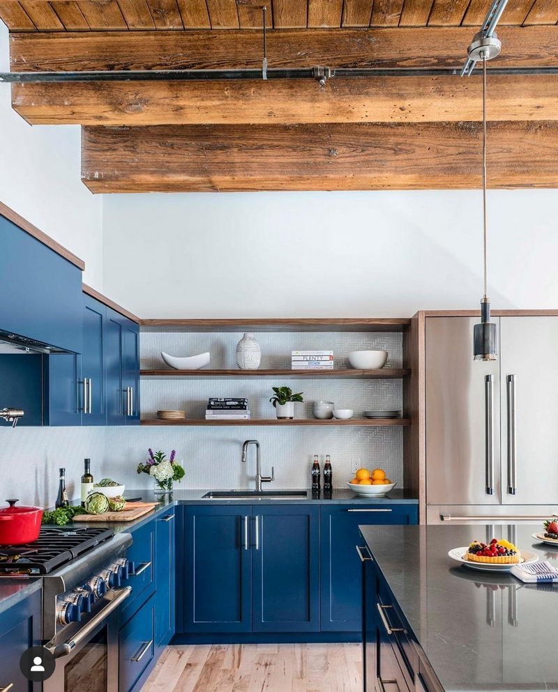 Серо голубая кухня с деревянной столешницей
