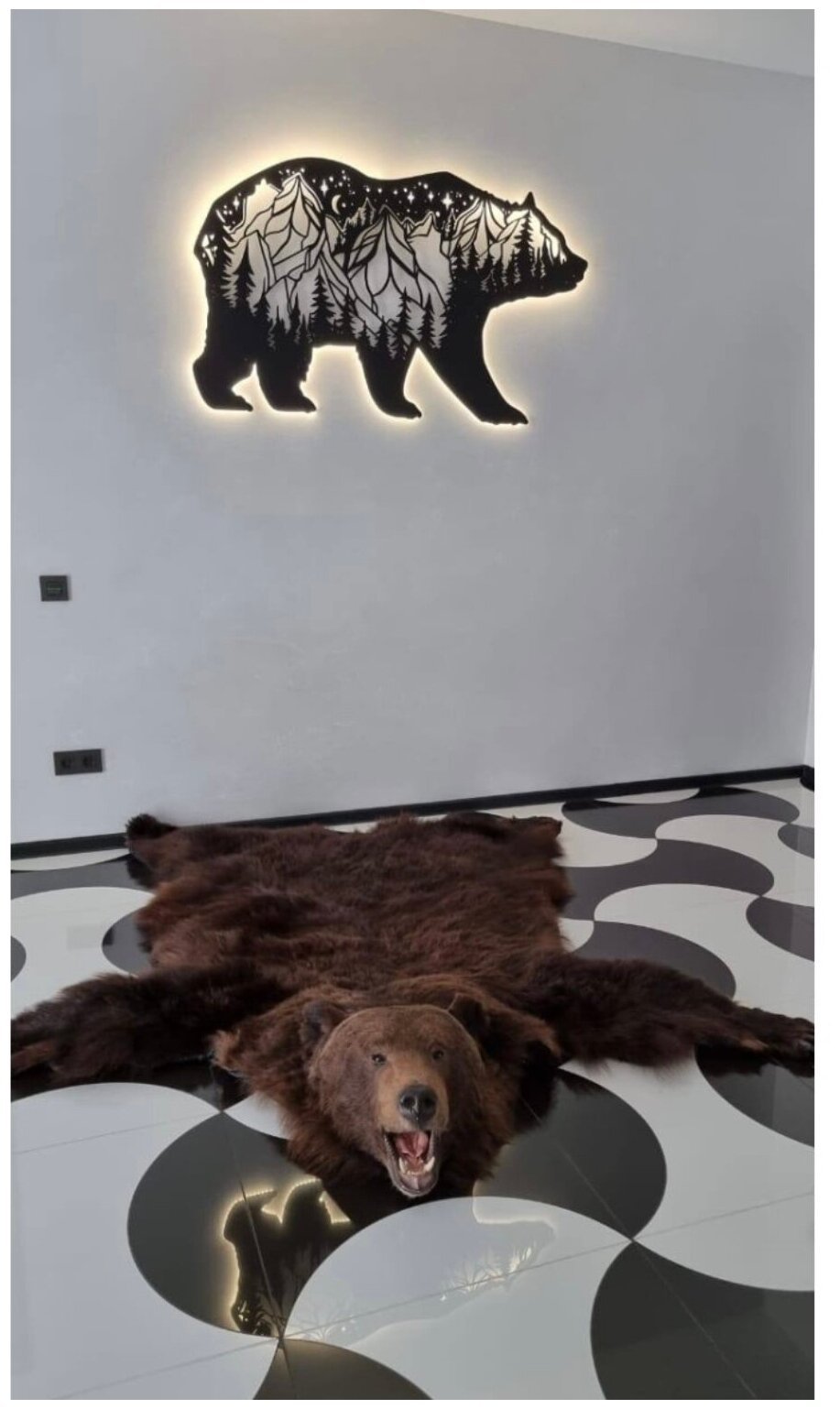Медведь на стене