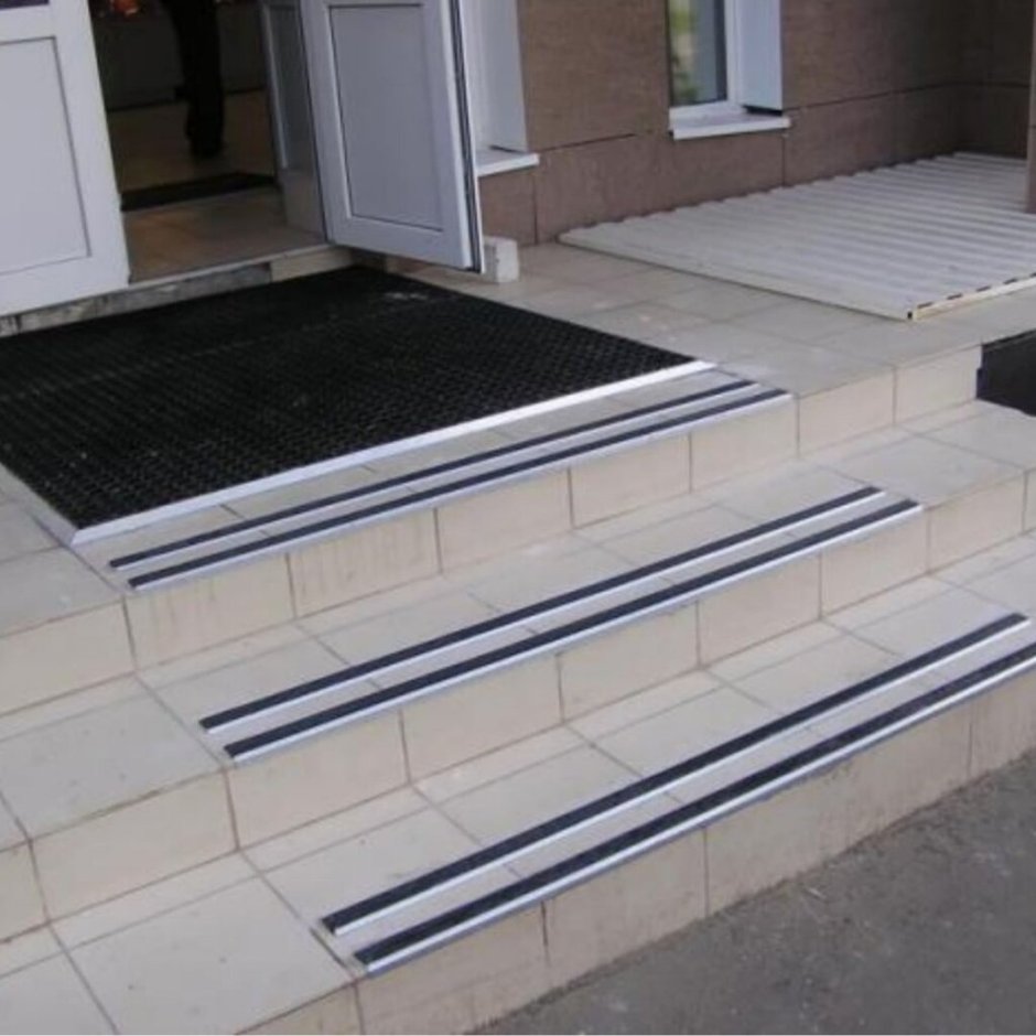 Планка противоскользящая на ступени