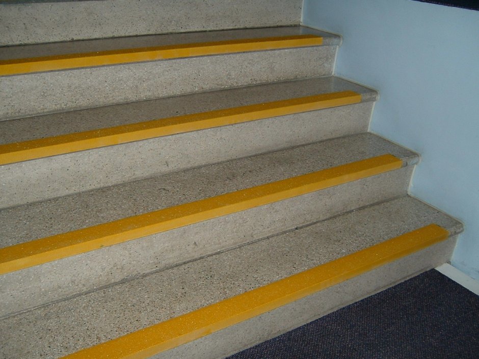Сигнальная противоскользящая полоса на ступени