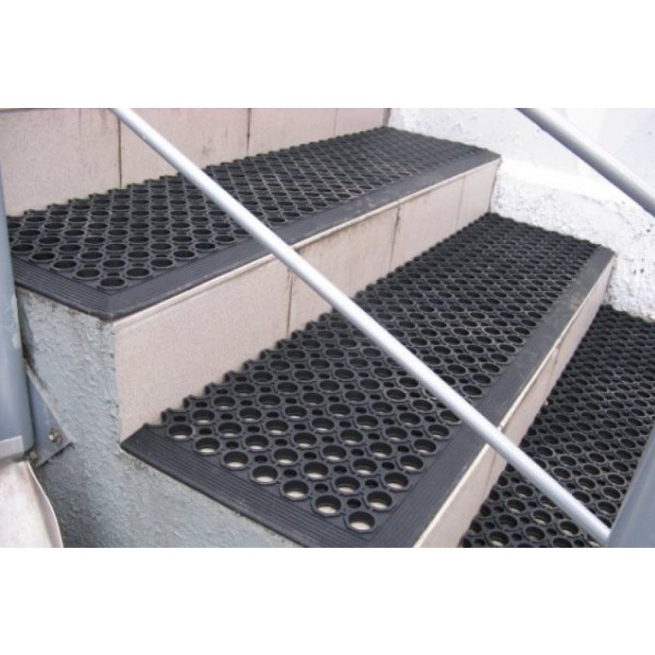 Резиновые маты на ступени