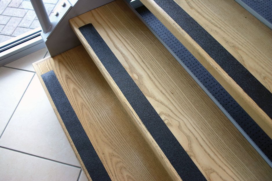 Планка противоскользящая на ступени