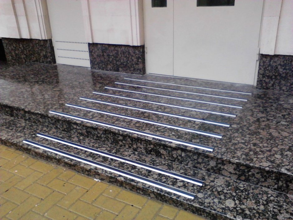 Противоскользящие накладки на гранитные ступени