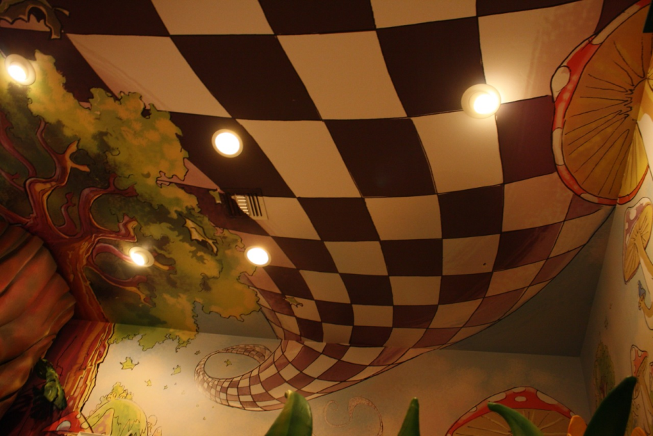 Стол из Алисы в стране чудес