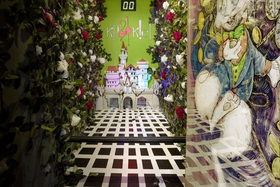 Алиса в стране чудес сцена