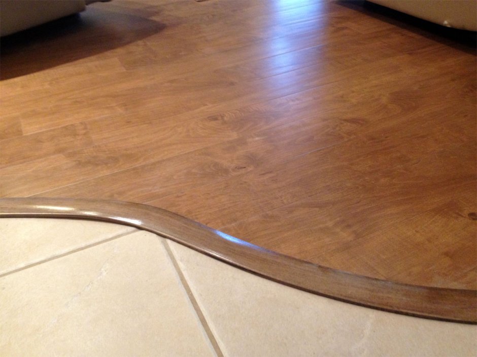 Стык плитки и ламината