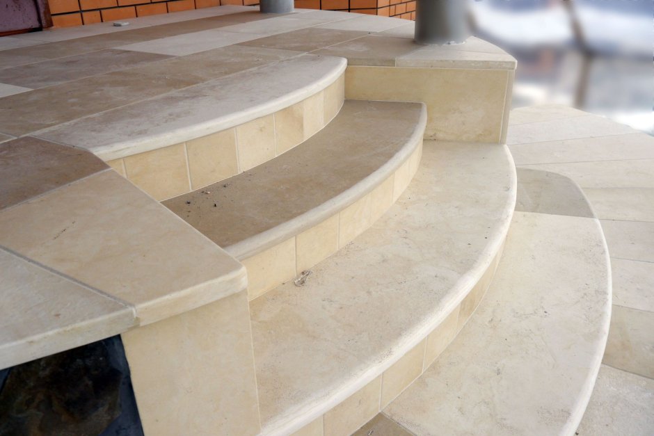 Ступеньки полукругом