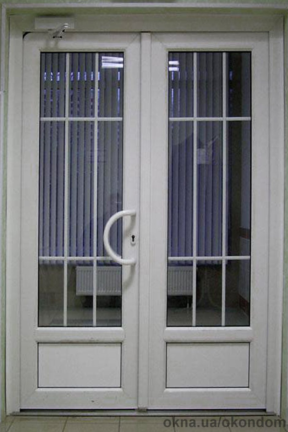 Пластиковая дверь Рехау входная