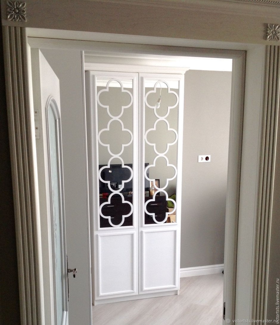 Шкаф с зеркальными дверцами