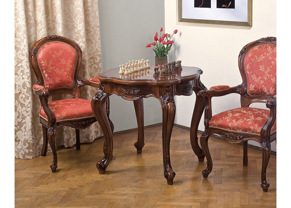 Цветные деревянные стулья