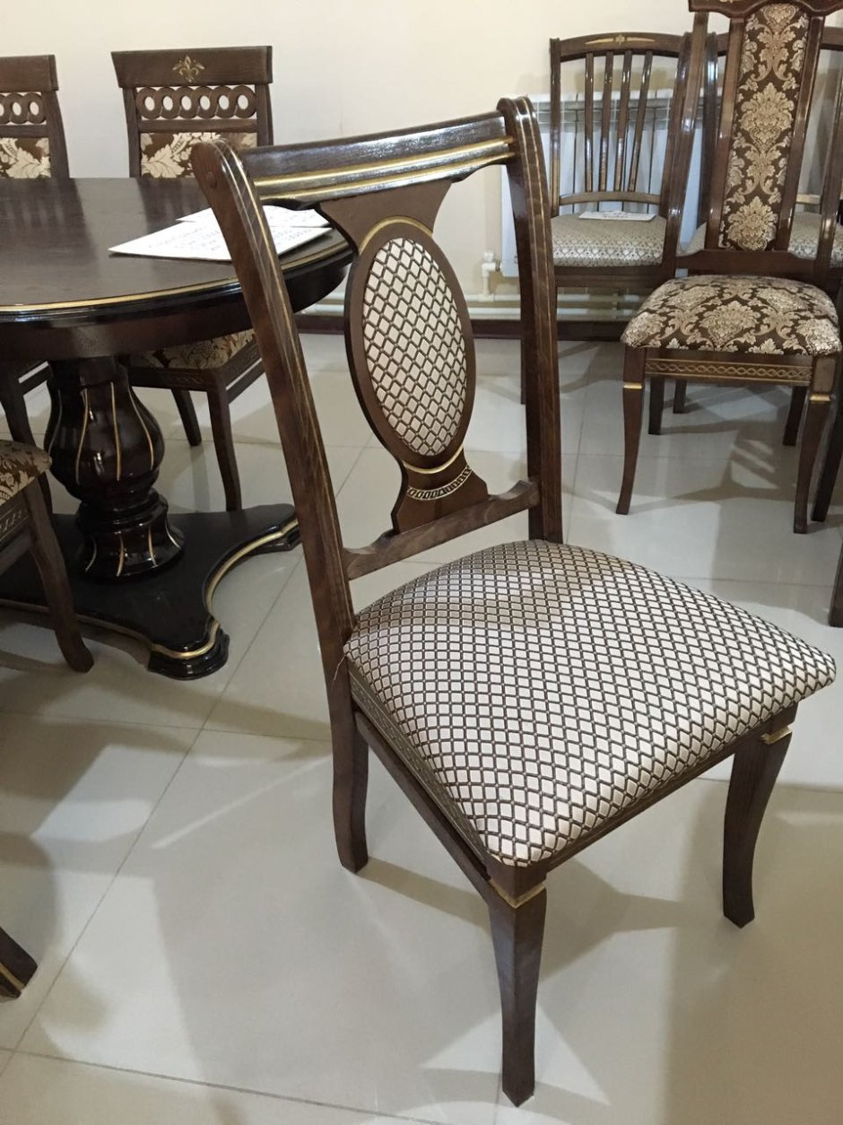 Резные стулья