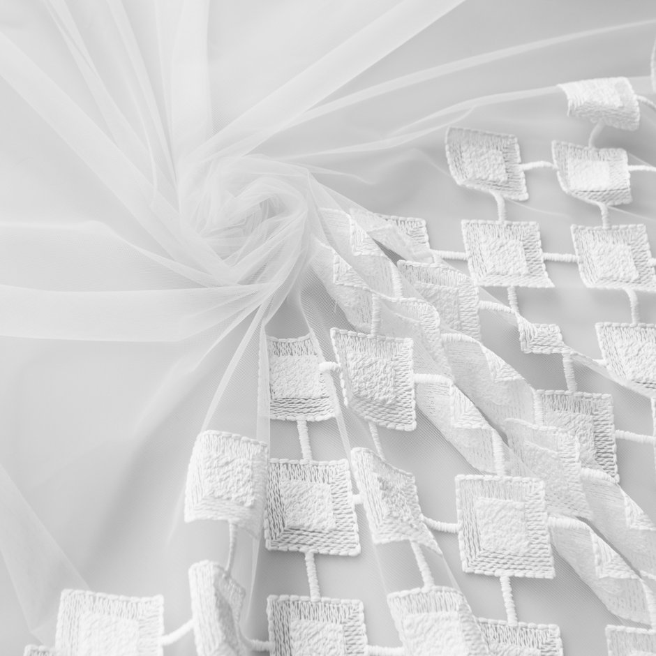 Тюль на белом фоне