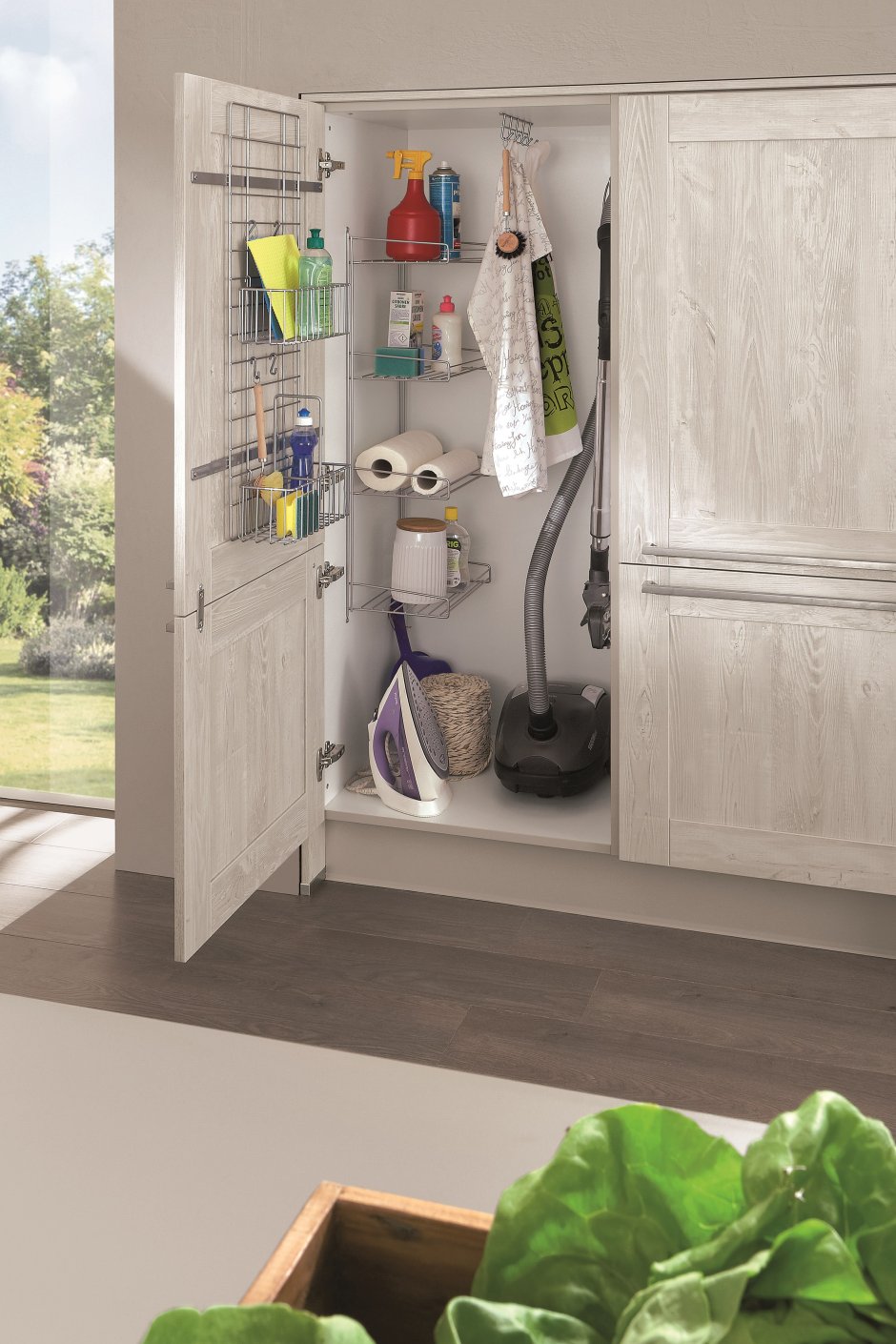 Шкаф для швабры и ведра в туалет