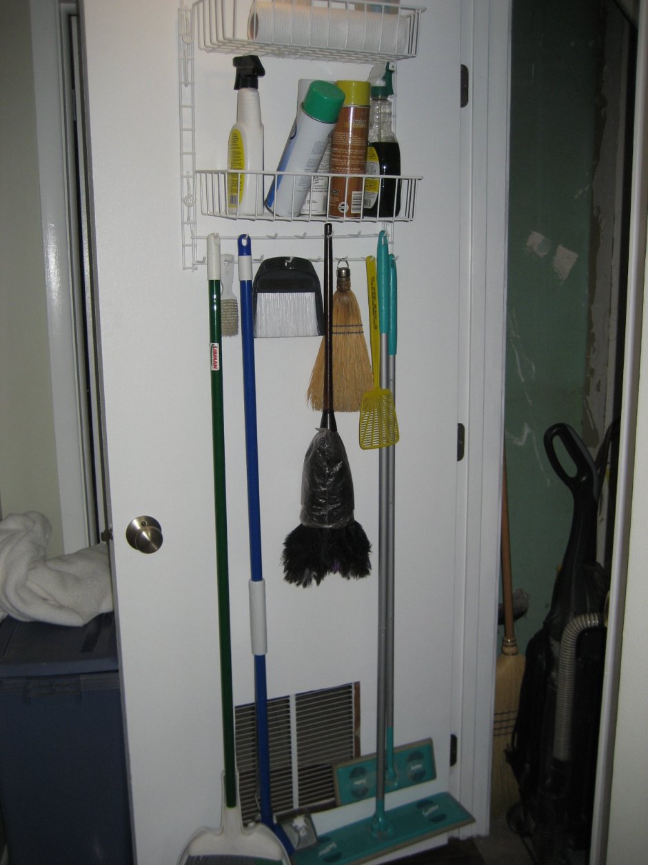 Место для хранения швабры и ведра