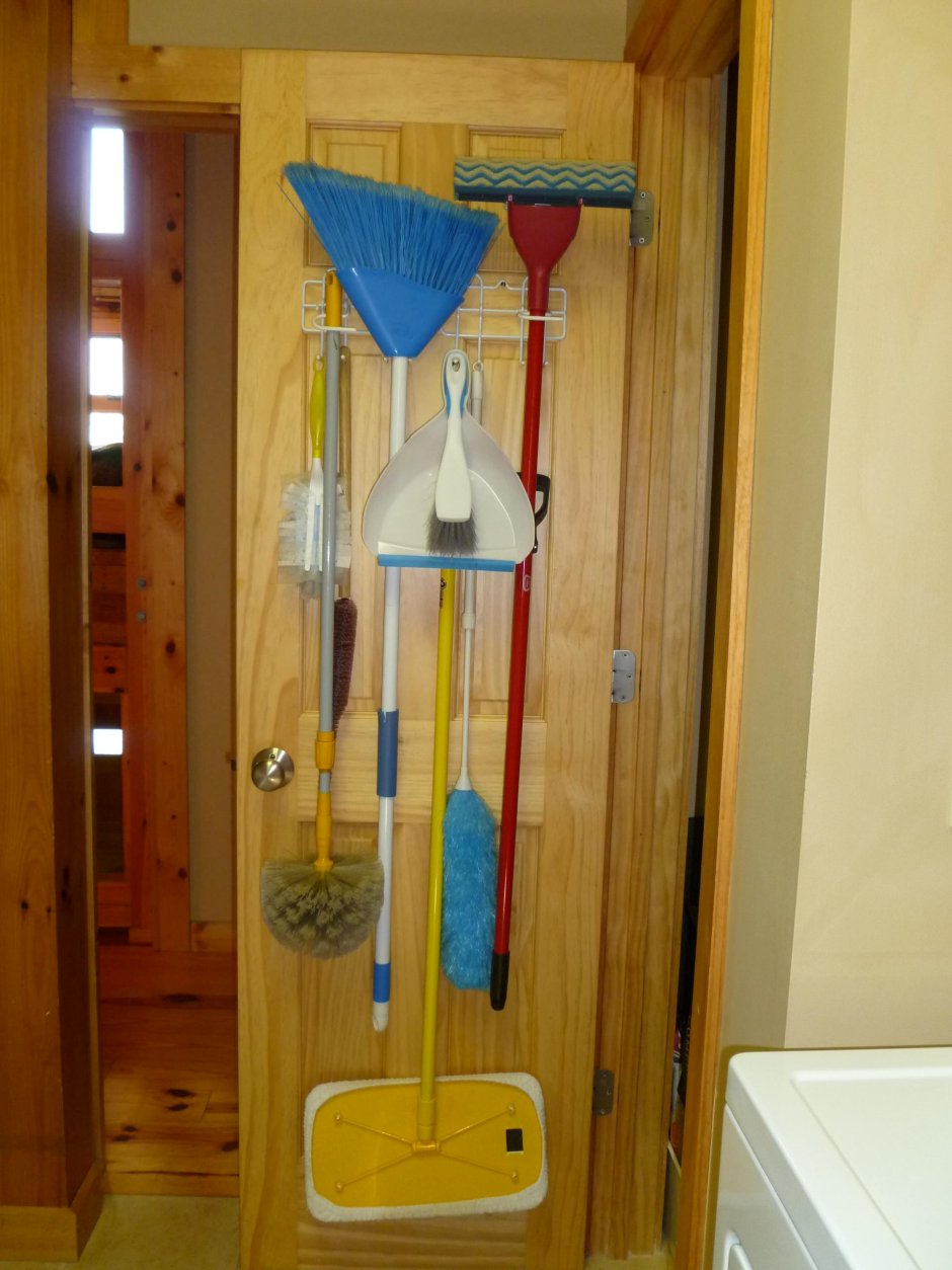 Шкаф для швабры и ведра в туалет