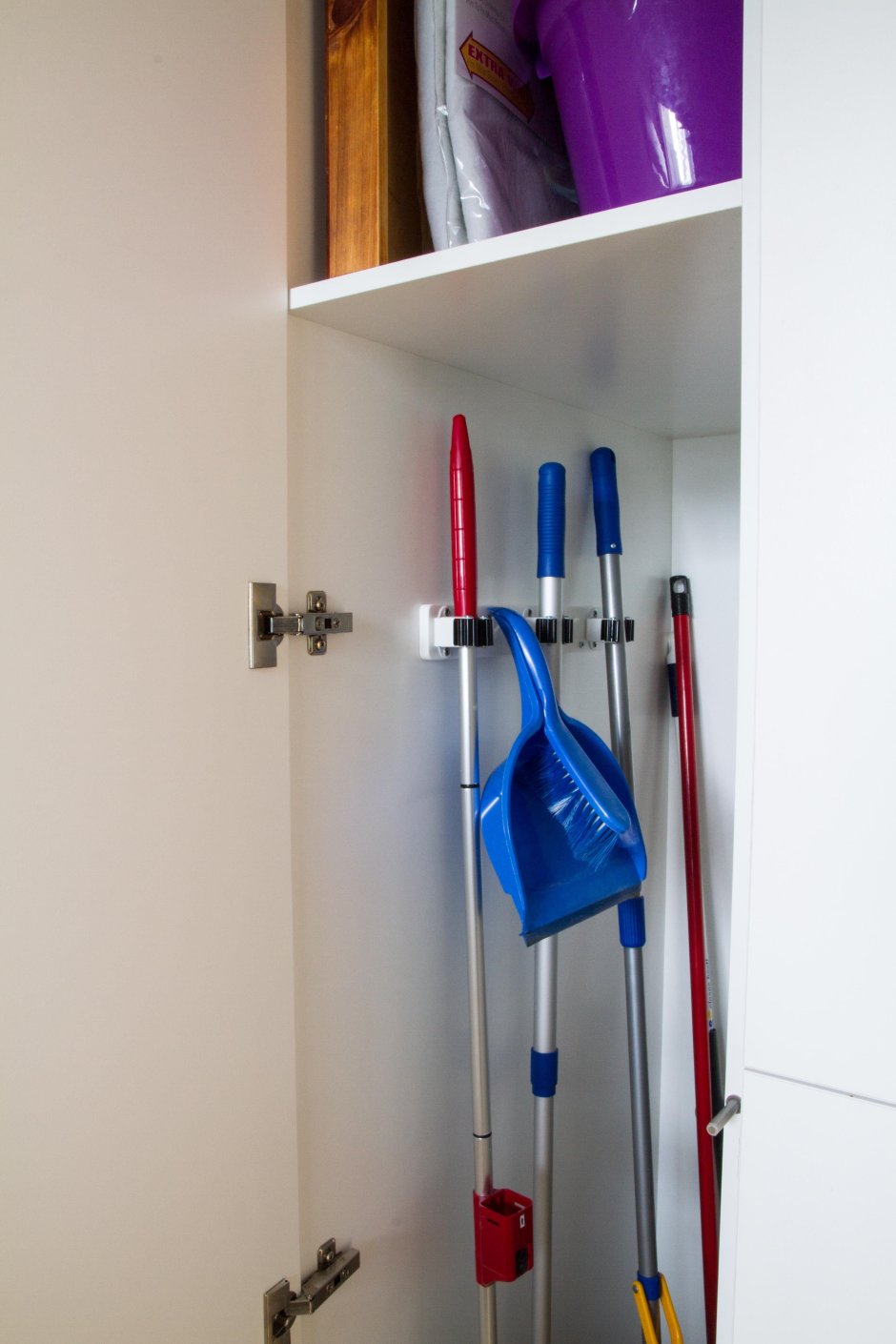 Шкаф для пылесоса и швабры в прихожей
