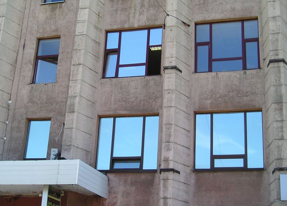 Тонированные окна в здании