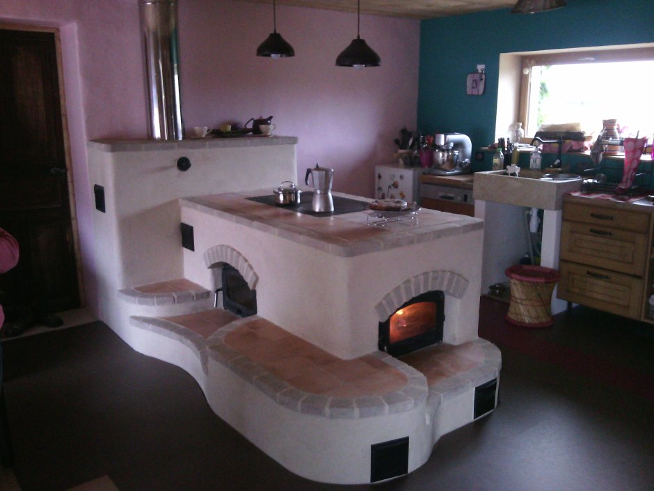 Печь в доме с лежанкой