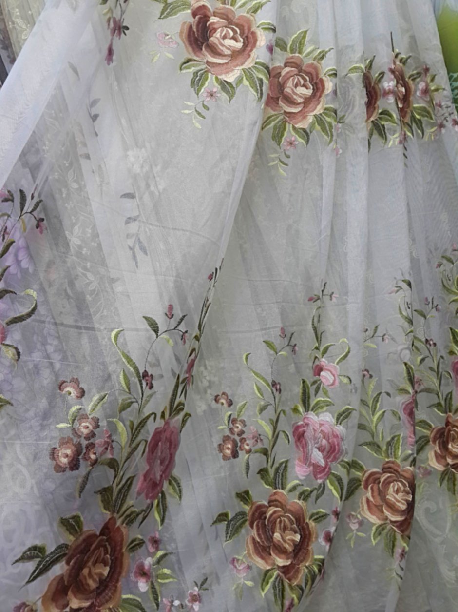 Тюль с вышивкой в интерьере гостиной