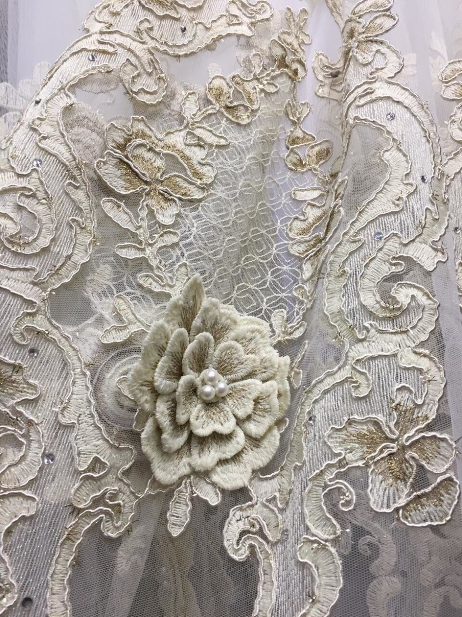 Белая кружевная ткань