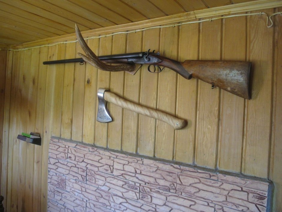 Охотничье ружье на стене